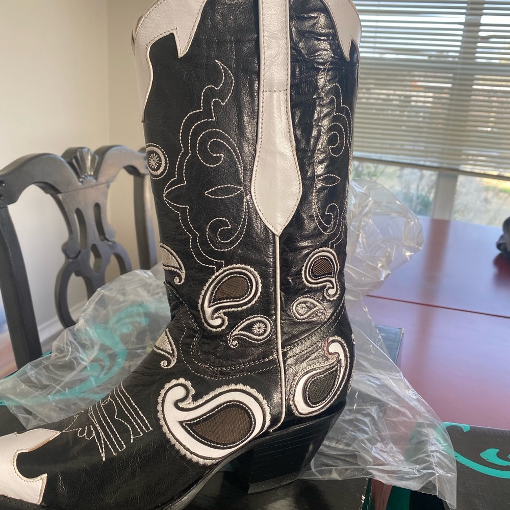 Bodacious Black snd White Women’s cowboy boots.  2019 Vitage. New with box.